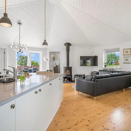 Glenda - 2-1km From The Sea By Interhome *